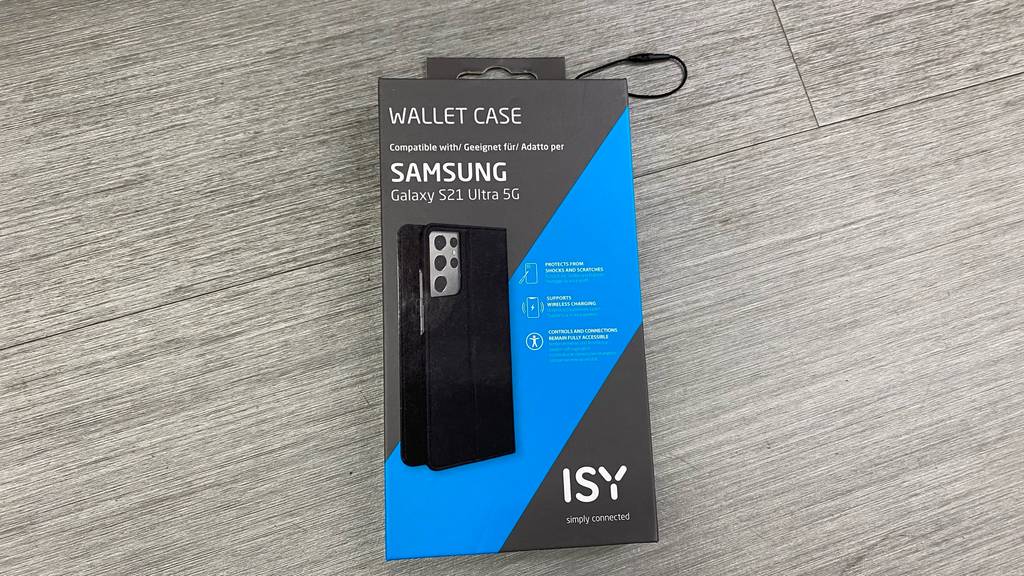Samsung-Galaxy-S21-Ultra-Hülle getestet: Eine Packung liegt auf einer grauen Fläche.