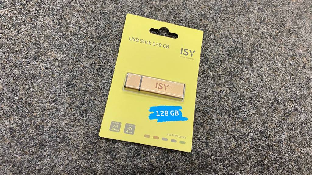 Im Test: Auf einem dunklen Teppich liegt eine verpackter USB-Stick (128 GB).