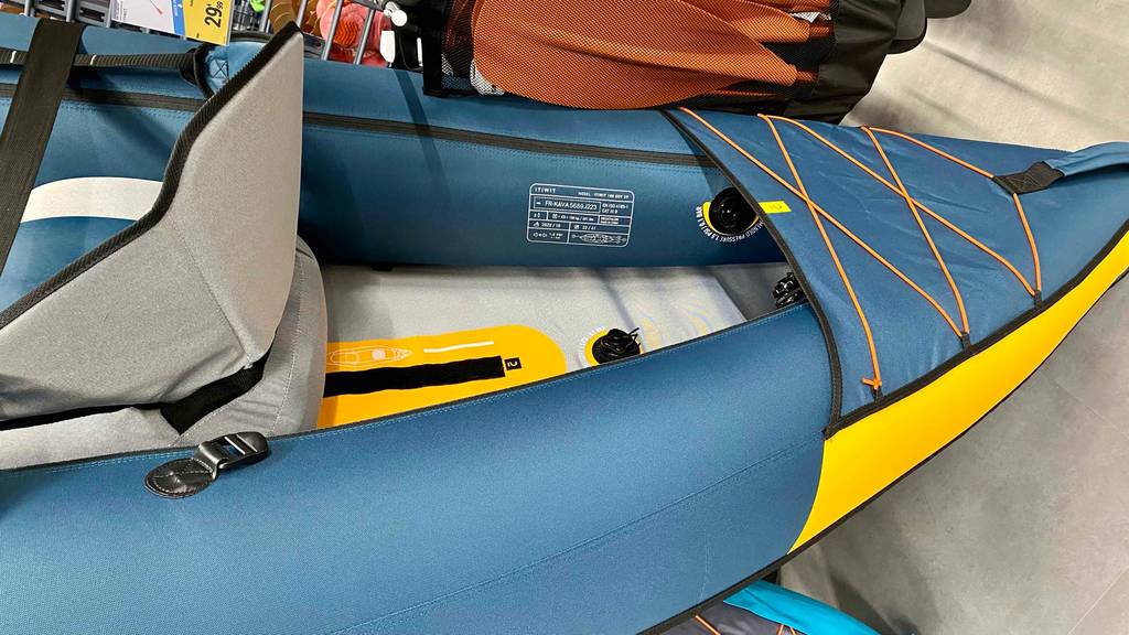 Vorderes Teil eines getesteten aufblasbaren-2er-Kajaks.