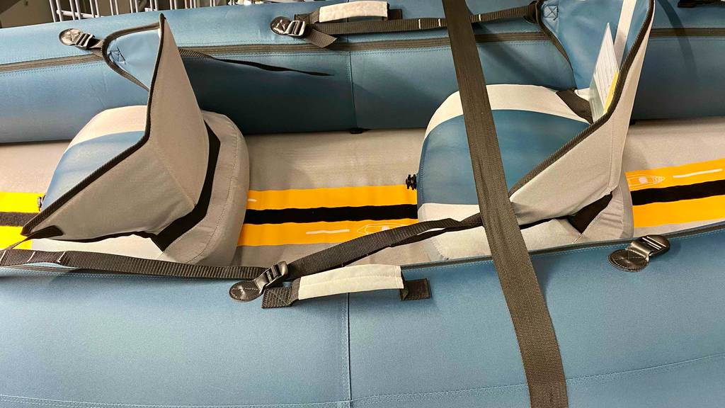 Die Sitzflächen getesteten eines aufblasbaren-2er-Kajaks.