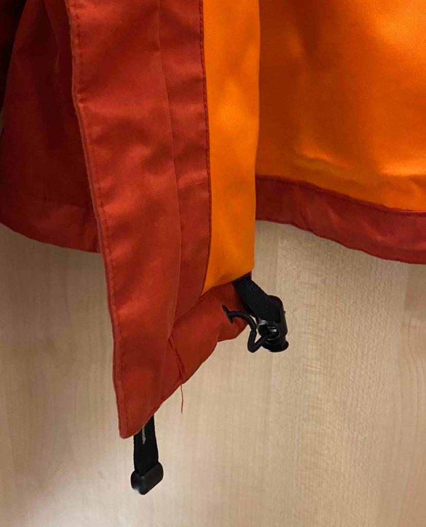Outdoor-Jacken für Damen-Test: unterer Teil einer Outdoor-Jacke für Damen im Fokus.