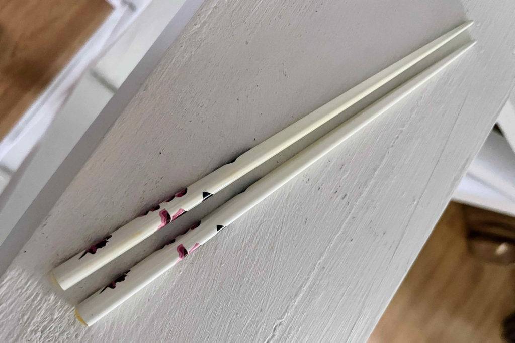 Essstäbchen im Test: Liegen auf einer weißen Oberfläche