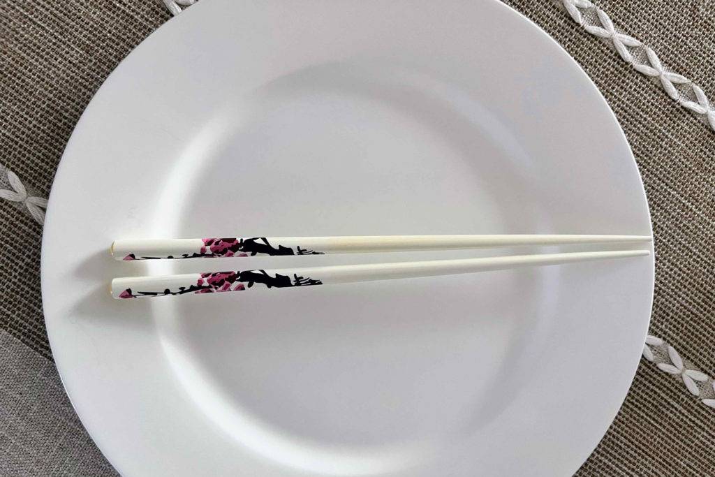 Essstäbchen im Test: Liegen auf einem weißen Teller