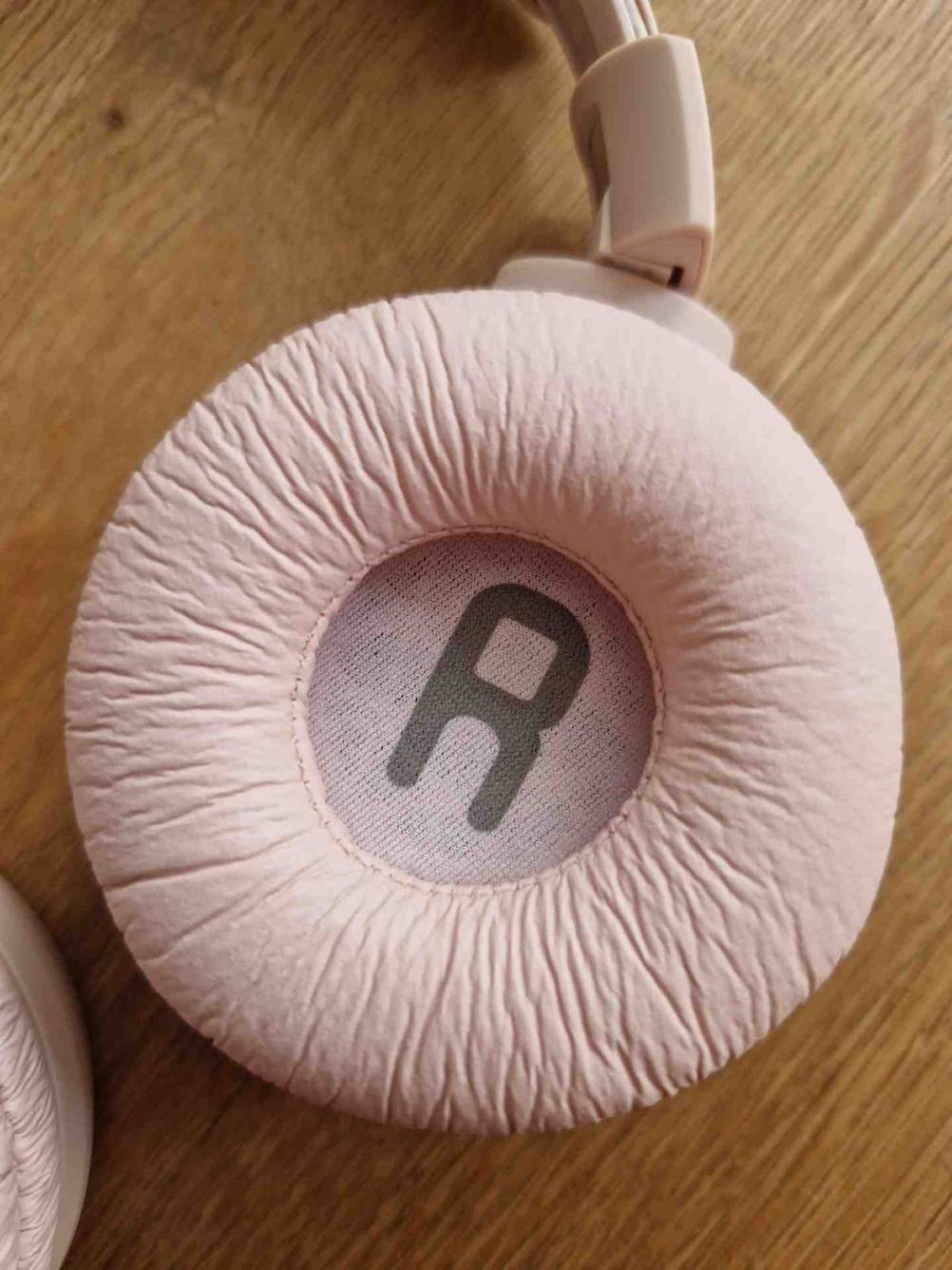 Bluetooth-Kopfhörer On-Ear getestet: Detailaufnahme der Polsterung an den Höhrern.