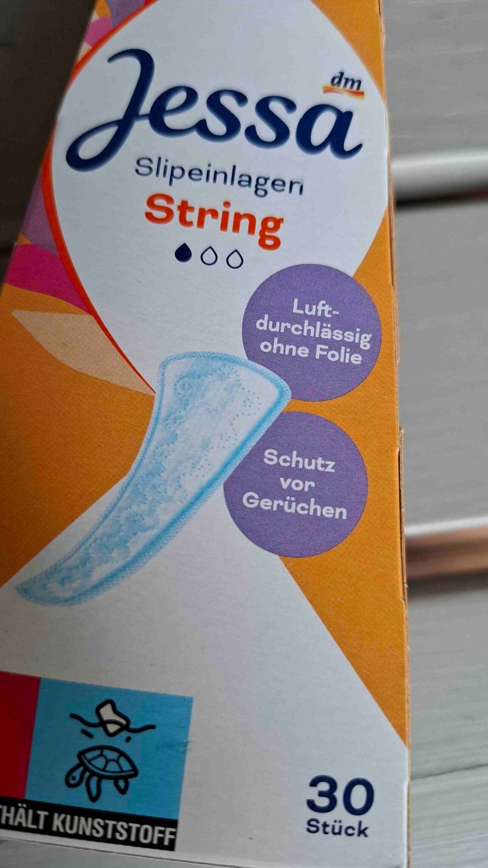 Slipeinlagen Tanga im Test: Nahaufnahme der orangefarbenen Verpackung mit 30 Stück.