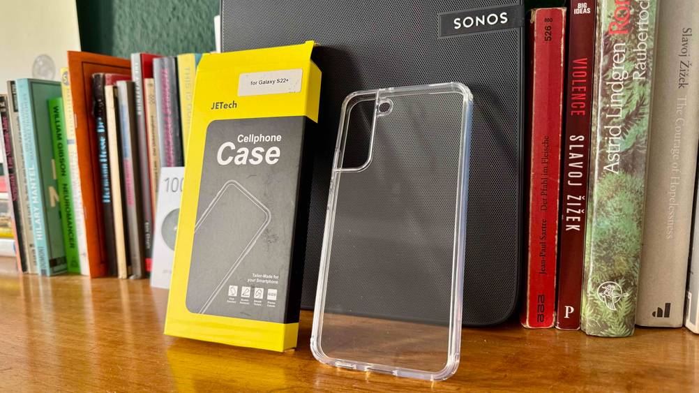 Die getestete Samsung-Galaxy-S22-Plus-Hülle ist neben der entsprechenden Verpackung platziert.