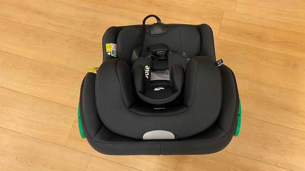 Kindersitz-0-18-kg getestet: schwarzer Kindersitz von Joie von oben auf dem Boden stehend.