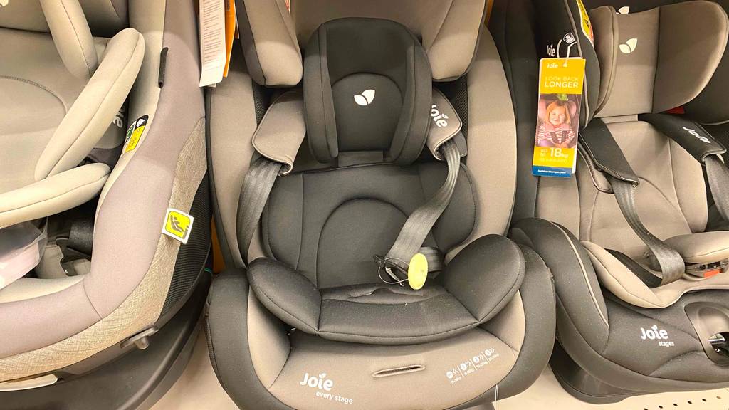 Im Test: Ein Kindersitz 0–36 kg im Regal neben anderen Sitzen.