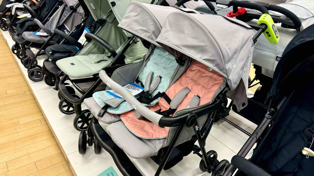 Getestet: mehrere Kinderwägen stehen neben einem Zwillingskinderwagen.
