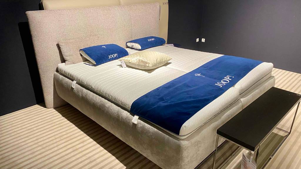 Polsterbett-Test: gesamtes Polsterbett mit Kissen von Joop darauf.
