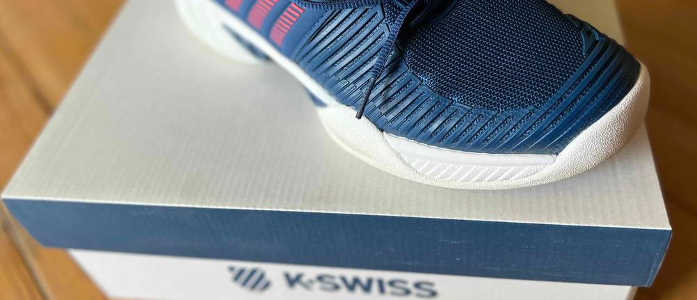 Getestete Tennisschuhe für Herren auf einem Karton
