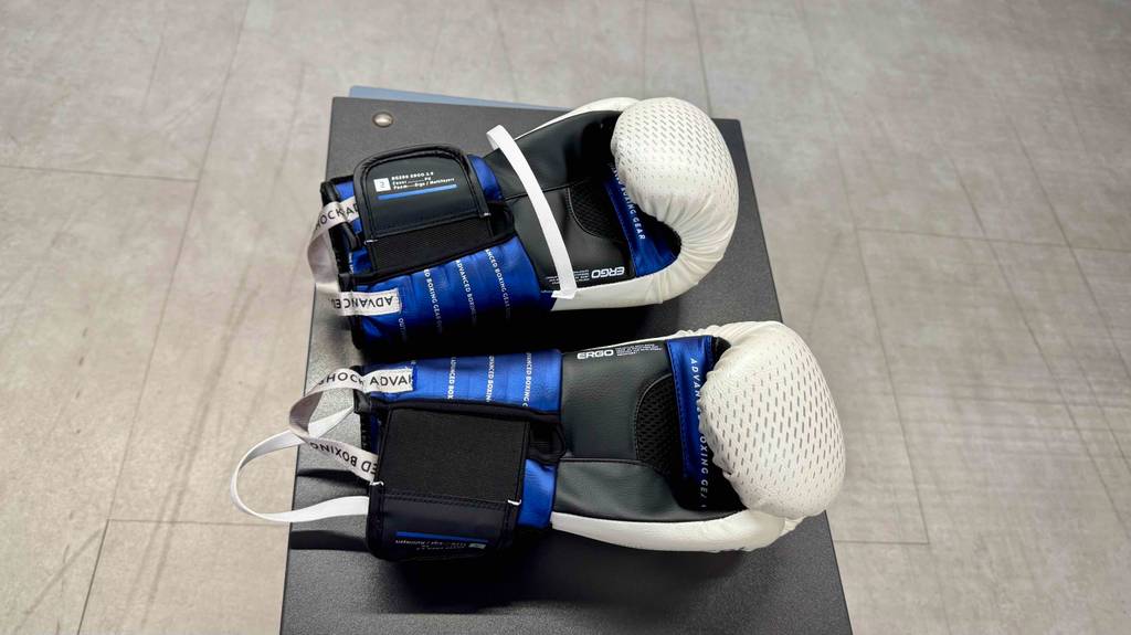 Die Handinnenflächen der getesteten Boxhandschuhe in 10 oz im Fokus.