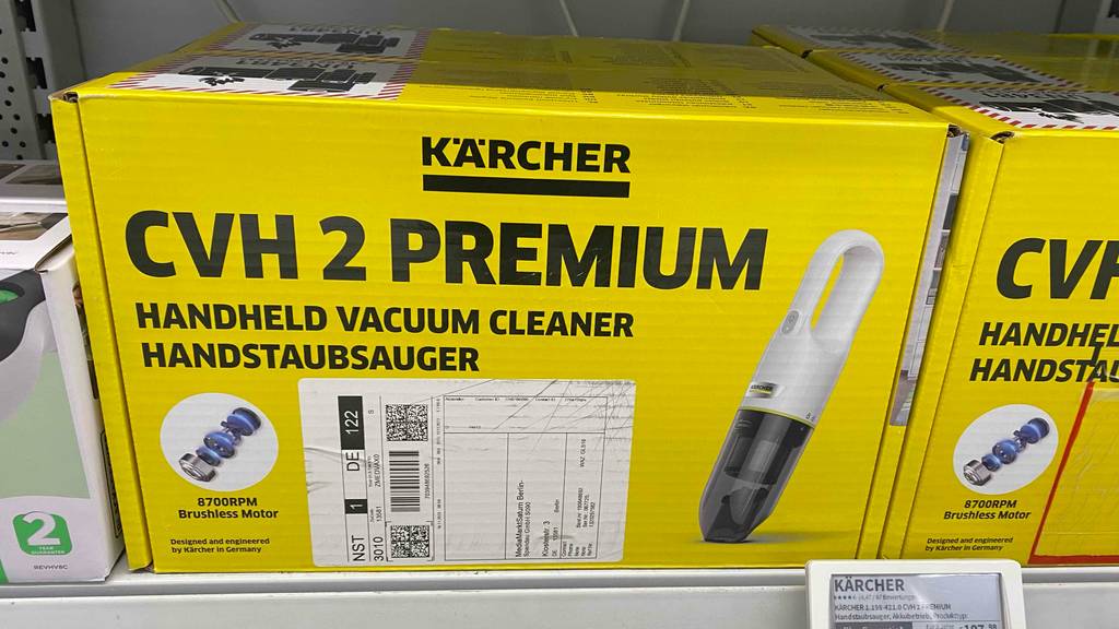 Handstaubsauger mit Kabel getestet: Ein verpacktes Gerät steht neben anderen in einem Verkaufsregal.