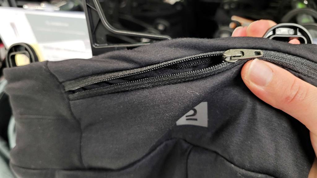 Thermo-Laufhose-Damen getestet: Thermo-Laufhose für Damen in Schwarz mit Tasche, die mit einem Reißverschluss versehen ist.