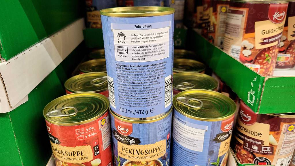Rückseite der getesteten Dose Asia-Suppe steht auf anderen Asia-Suppen.