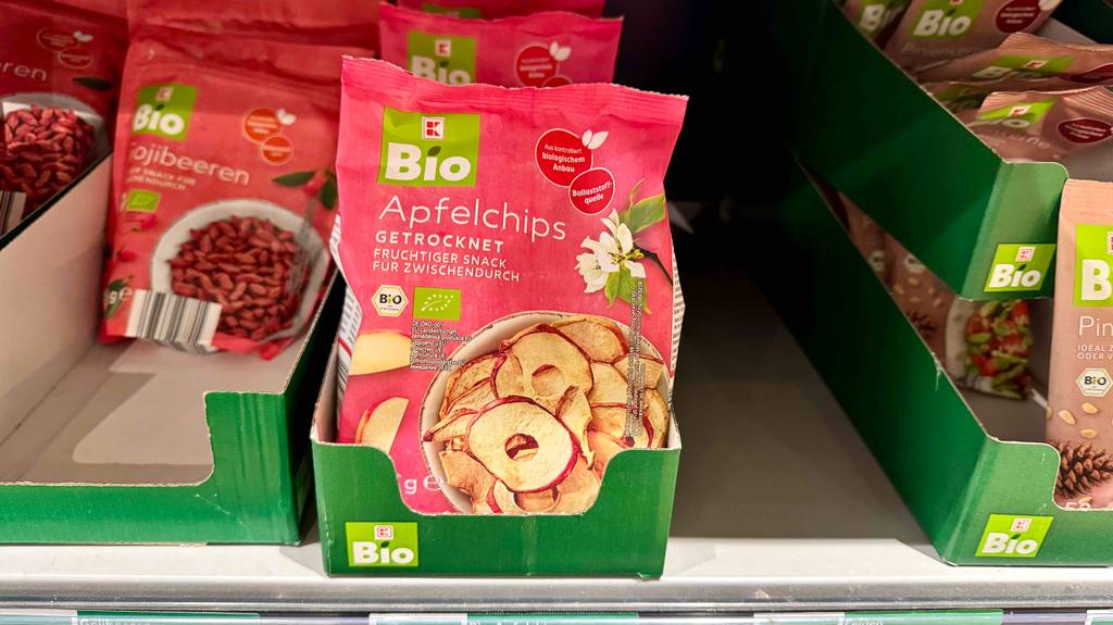 Mehrere getestete Apfelchips sind in einem Regal einsortiert.
