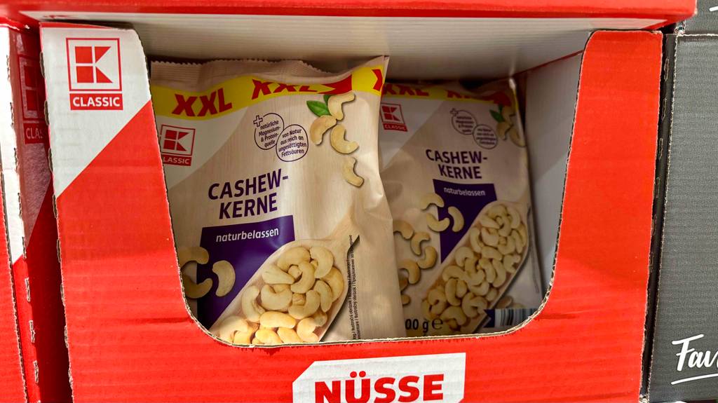Mehrere Packungen Cashewkerne die getestet wurden, befinden sich in einem Karton.