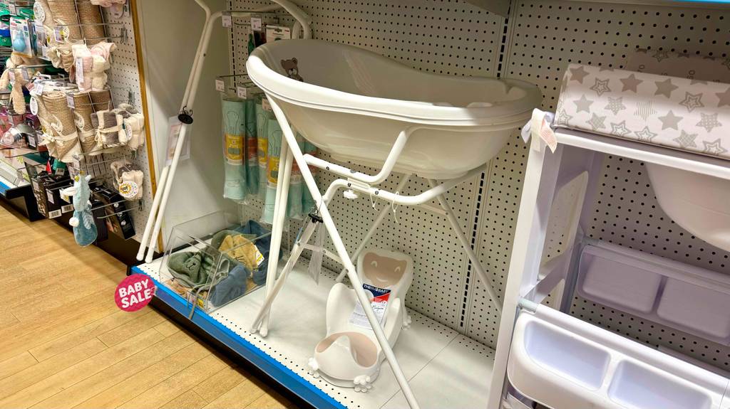 Getestet: eine Babybadewanne mit Gestell steht in einem Regal mit Neugeborenenaufsatz darunter platziert.