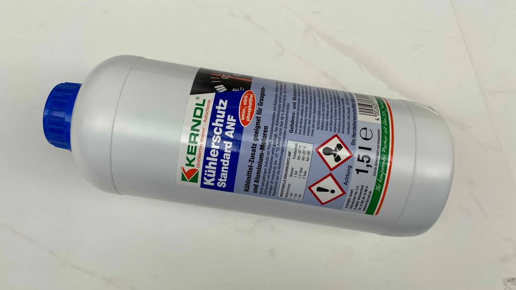 Kühlerfrostschutz getestet: Auf einer hellen Oberfläche liegt eine Flasche