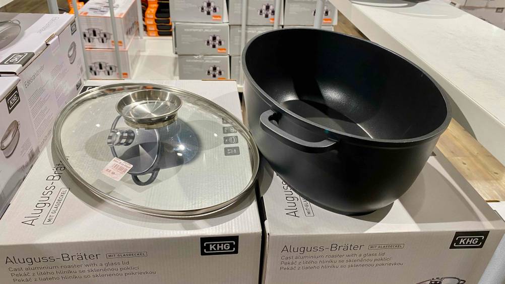 Aluguss-Bräter getestet: Neben einem Bräter liegt sein Deckel auf Kartons.
