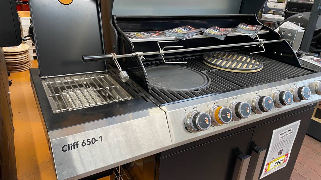 Gasgrill-6-Brenner-Test: geöffneter Gasgrill mit sechs Drehregler.