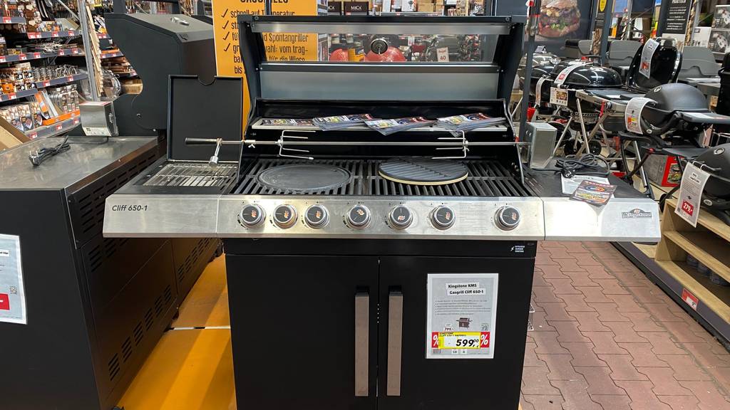 Gasgrill-6-Brenner getestet: geöffneter Gasgrill mit Preisschild steht in einem Geschäft.