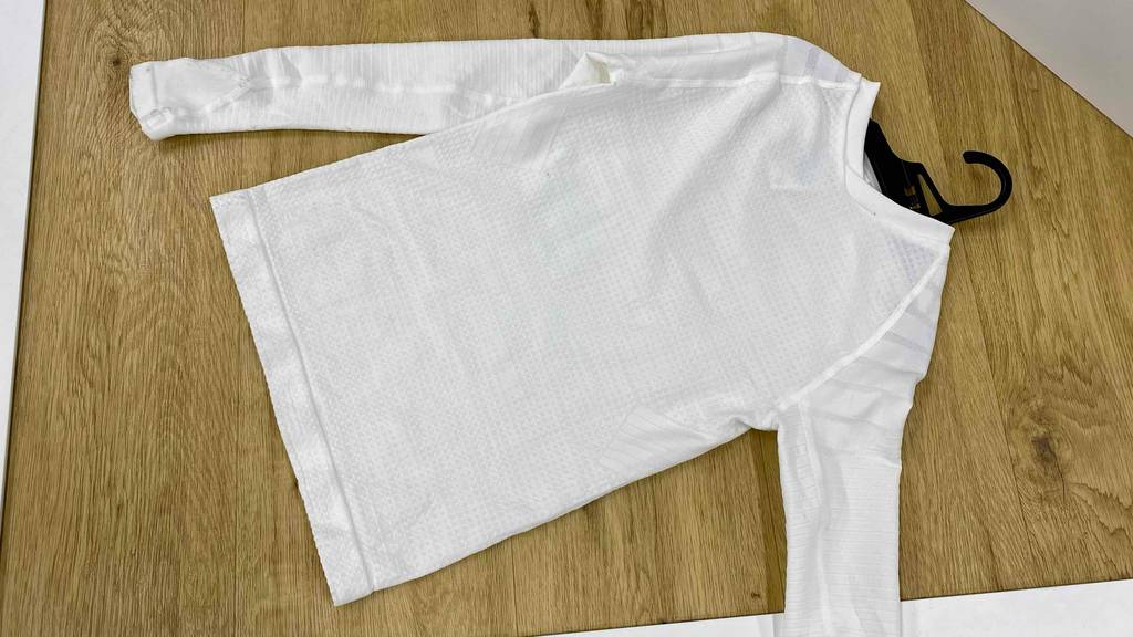 Funktionsunterwäsche-Kinder-Test: ein weißes Shirt liegt ausgebreitet auf einem Boden.