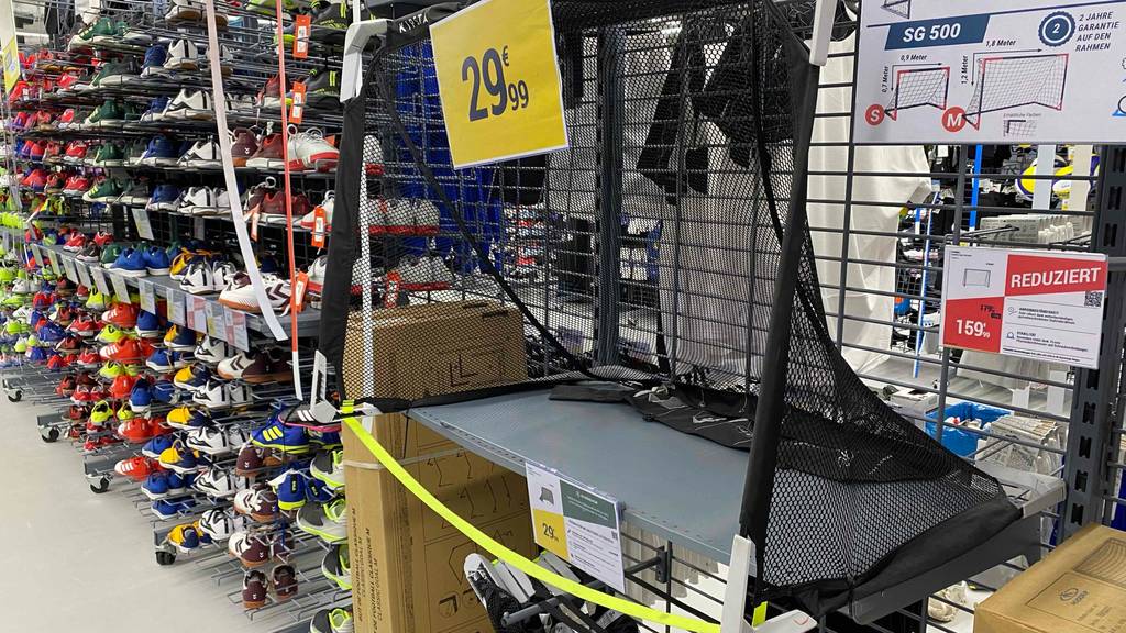 Im Test: Ein aufgebautes Fußballtor für Kinder in einer Ausstellung, im Hintergrund Schuhe.