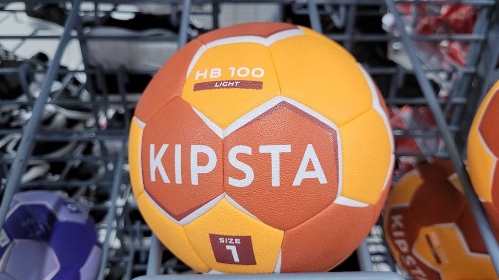 Ein Handball der Größe 1 im Test befindet sich auf einem Verkaufsregal.