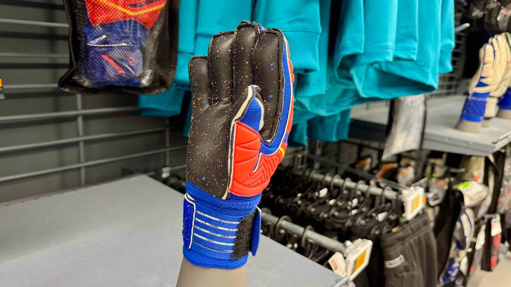 Die getesteten Kinder-Torwarthandschuhe befinden sich auf einer Puppenhand, wobei die Handinnenfläche ersichtlich ist.