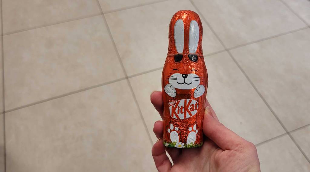 Die getestete Osterschokolade wird in der Hand gehalten, bei der es sich um ein Schokoladenhasen handelt.
