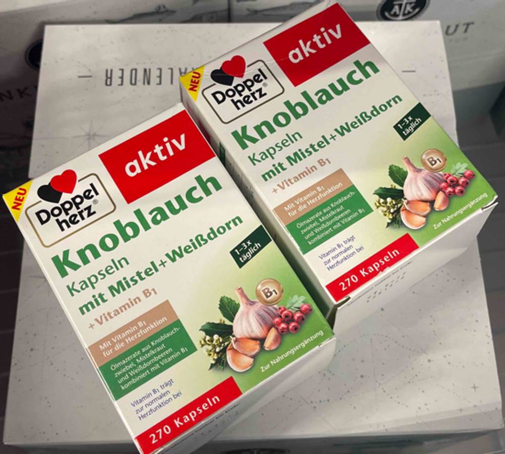 Zwei Packungen der getesteten Knoblauch-Mistel-Weißdorn-Kapseln liegen nebeneinander.