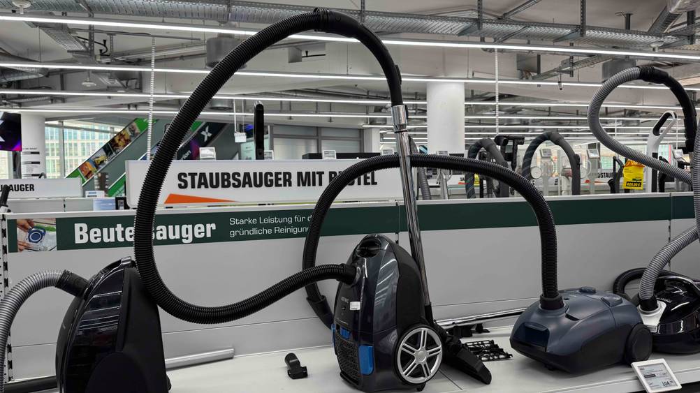 Der getestete Staubsauger unter 100 Euro wird in einem Geschäft ausgestellt.