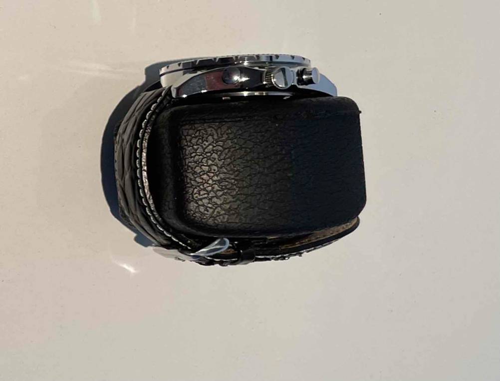 Automatikuhren-Test: eine Automatikuhr ist auf einem Uhrenhalter befestigt.