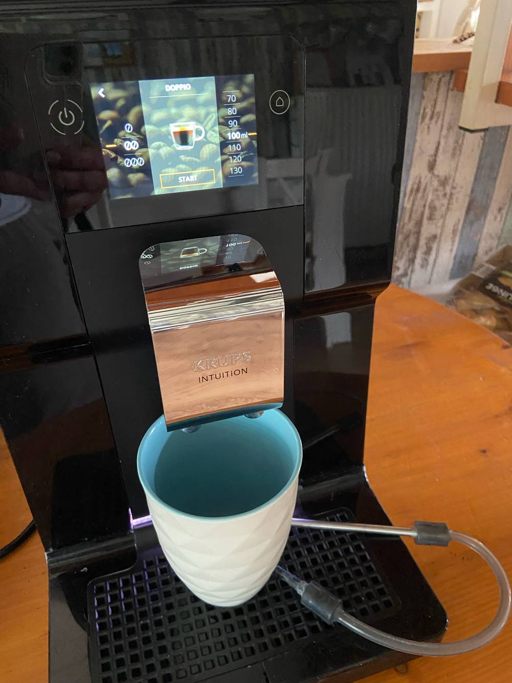 Unter dem getesteten Kaffeevollautomaten bis 500 Euro steht eine Tasse.