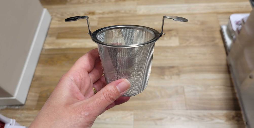 Teesieb-Test: Ein Teesieb wird in der Hand gehalten.