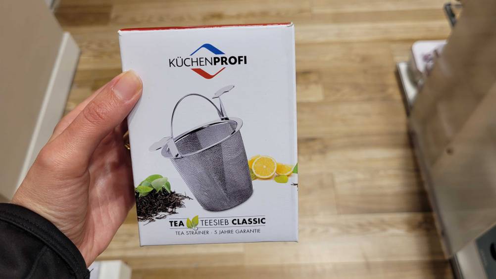 Die Verpackung des getesteten Teesiebs, wird in der Hand gehalten.