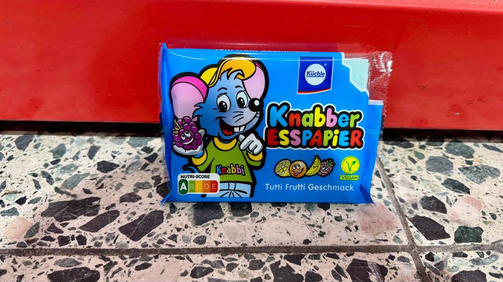 Vorderansicht des getesteten Esspapiers in der Verpackung, worauf der Nutri-Score abgebildet ist.
