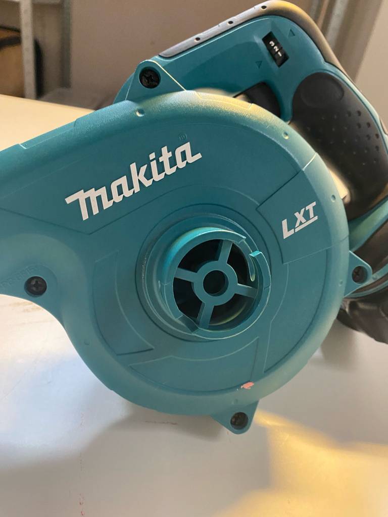 Makita-Laubbläser-Test: Seitenansicht eines Makita-Laubbläsers.