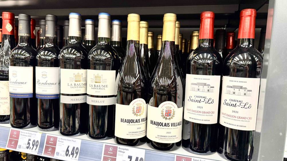 Der getestete Beaujolais-Wein steht in einem Regal neben anderen Weinsorten.