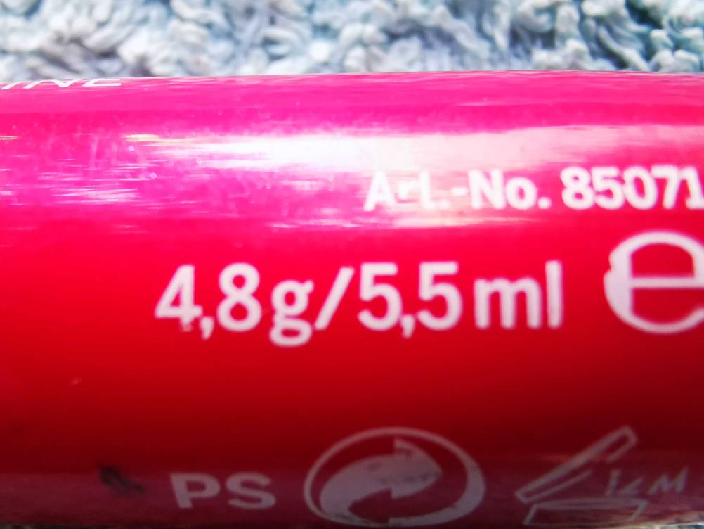 Labello-Test: Nahaufnahme des Deckels, worauf der Inhalt mit 4,8 g/5,5 ml angegeben ist.