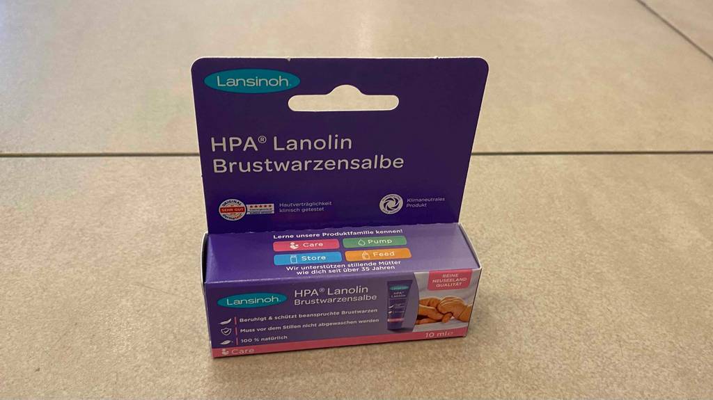 Brustwarzensalbe im Test: Brustwarzensalbe in Verpackung mit Lanolin.