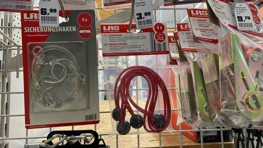Im Test: Im Regal hängt ein Expander neben anderen Produkten.