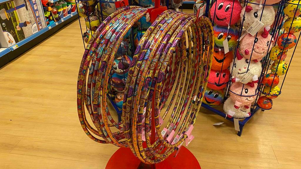 Im Test: Mehrere Hula-Hoop-Reifen für Kinder befinden sich auf einem Ständer.