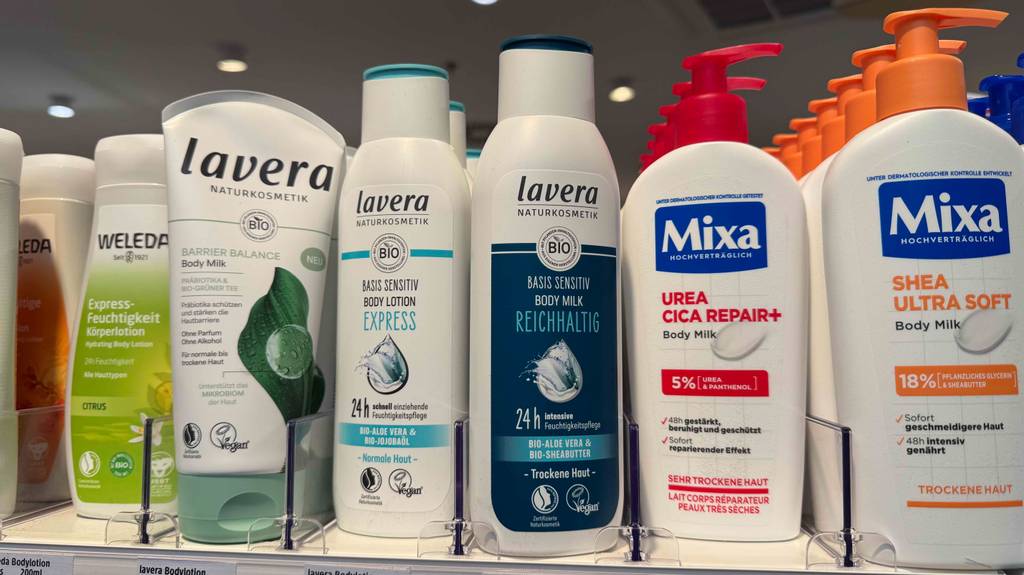 Mehrere getestete Lavera-Bodylotions stehen in einem Regal.