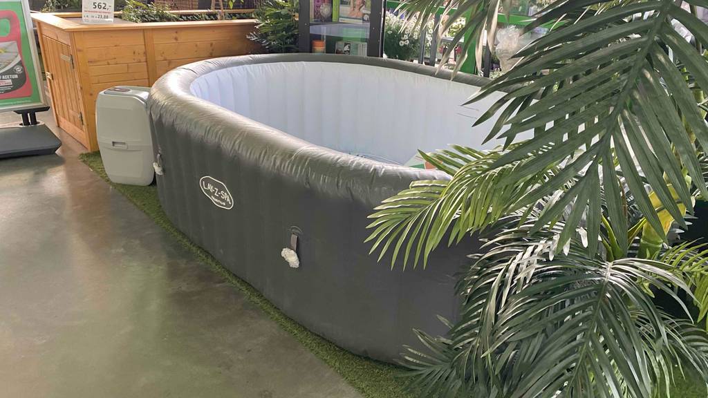 Äußere Umrandung eines aufblasbaren, getesteten Whirlpools.