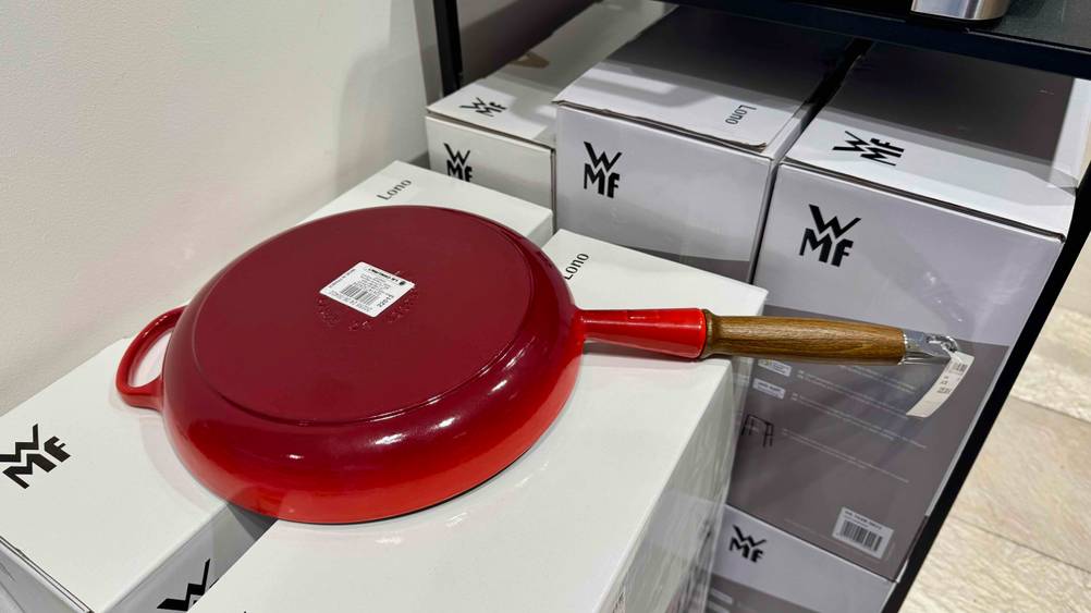 Eine umgedrehte getestete Le-Creuset-Pfanne, mit Blick auf den roten Boden.