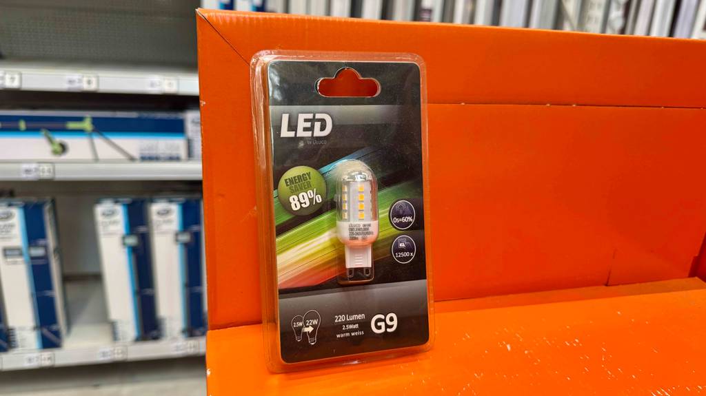 Test: LED-Lampen sind vor einem roten Hintergrund ausgestellt.