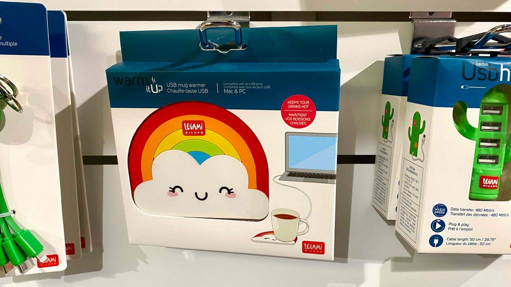USB-Tassenwärmer im Test: ein USB-Tassenwärmer hängt in einem Regal neben anderen Produkten.
