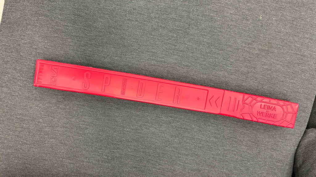 Warndreieck-Test: rote Leiste liegt auf einem Boden.